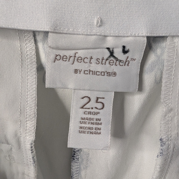 Chico's Perfect Stretch White Blue Medallion Crop Pants Size 2.5 - Picture 4 of 4